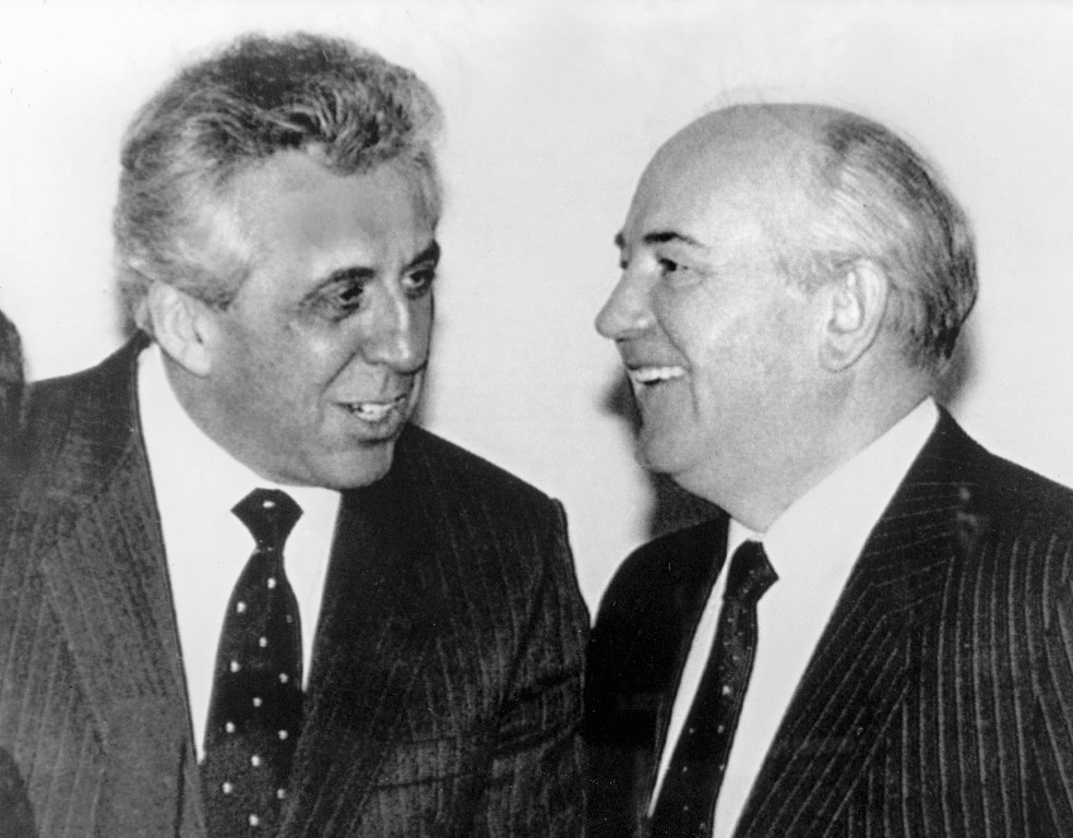 Egon Krenz - Mikhail Gorbachev.jpg